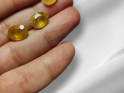 What is the price of yellow Pukhraj in Pakistan?