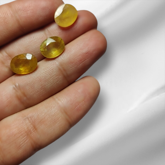 What is the price of yellow Pukhraj in Pakistan?